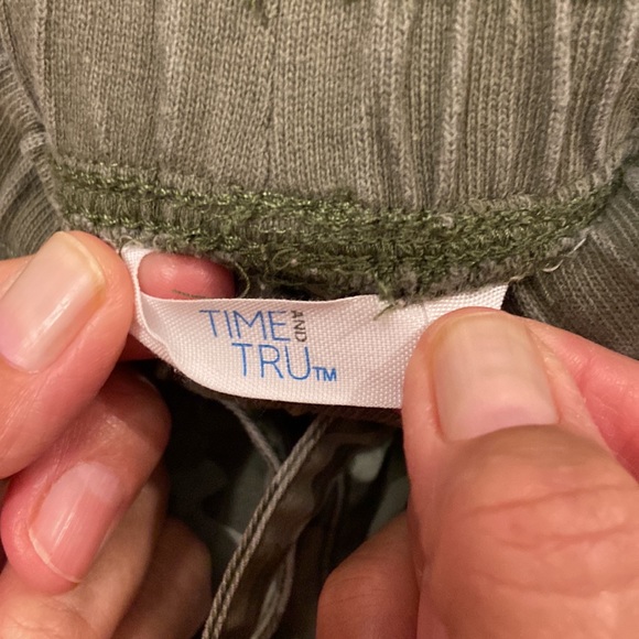Time & true Camo Capris - Picture 3 of 6